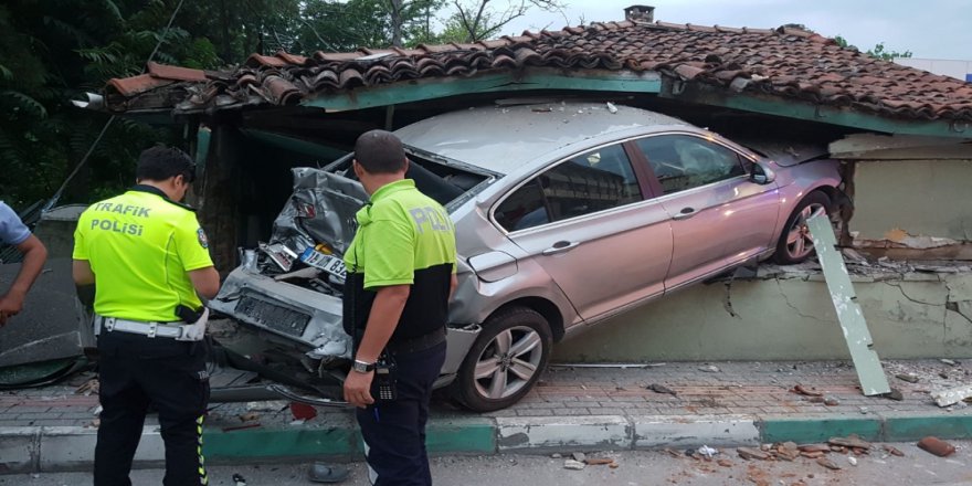 Bursaâda UludaÄâda turistleri taÅÄ±yan midibÃ¼sÃ¼n frenleri patladÄ±. MidibÃ¼sÃ¼n Ã¶nÃ¼nde sÃ¼rÃ¼klenen bir otomobili otele Ã§arparken, kazada aynÄ± aileden 2âsi Ã§ocuk 4 kiÅi yaralandÄ±. ile ilgili gÃ¶rsel sonucu