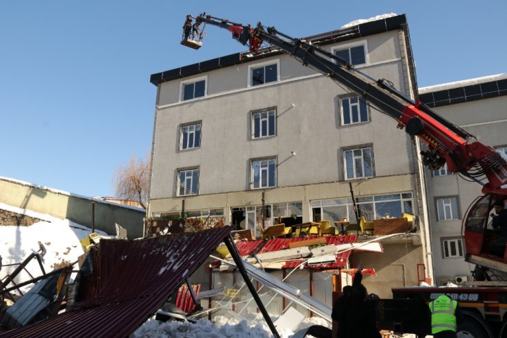 Düşen Kar Kütlesi Kafenin Terasını Çökertti: 1 Ölü, 7 Yaralı